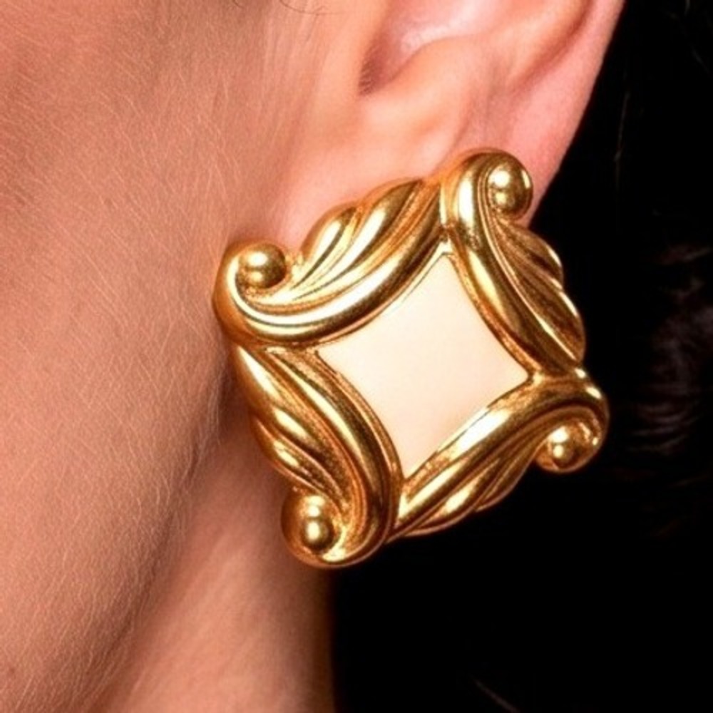 Sue Ellen Vintage Gold Tone Cream Enamel Scroll Square Clip On Earrings NWT